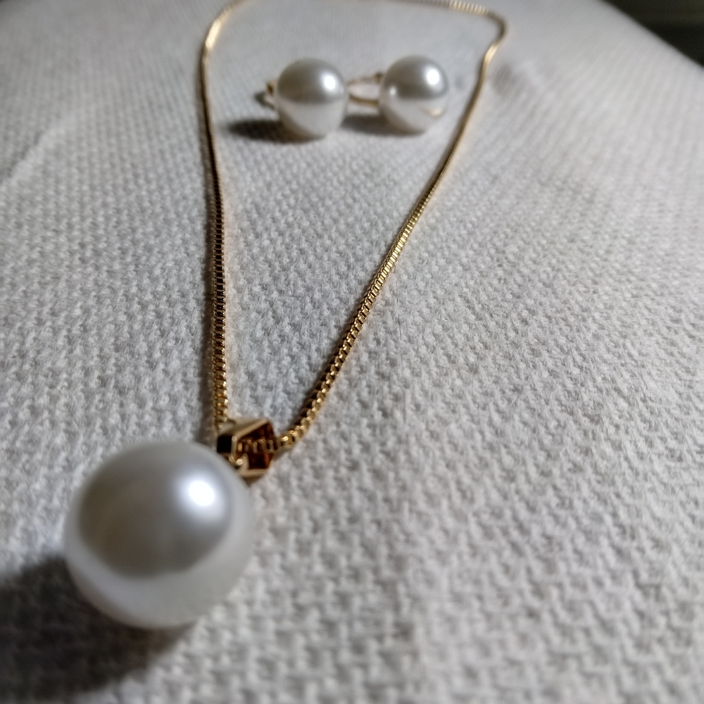 Elegant Pearl Necklace with Gold Chain